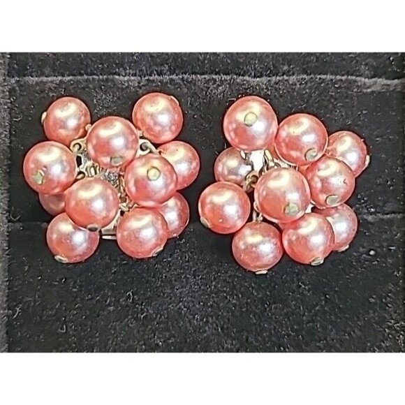Vintage Japan Pink Pearlized Round Cluster Bead Clip On Earrings - Picture 1 of 5